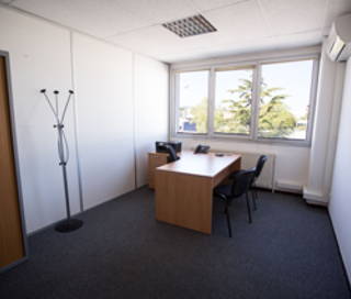 Bureau privé 12 m² 2 postes Coworking Avenue du Douard Aubagne 13400 - photo 16